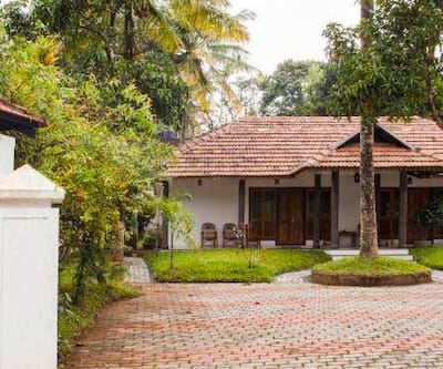 https://imgcld.yatra.com/ytimages/image/upload/t_hotel_yatra_city_desktop/v1433822737/Domestic Hotels/Hotels_Thekkady/Green Court Cottage/ENTRANCE.jpg